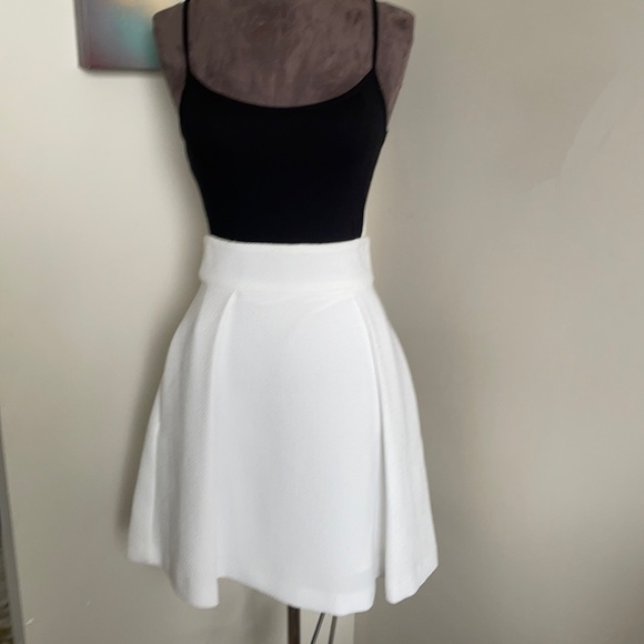 🤍 Cute White Skirt (Black Halo) - Picture 2 of 7